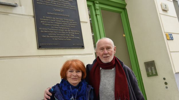 Joachim y Eveline hoy, frente a una placa que recuerda el "túnel 29".