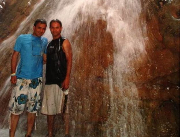 Mitesh e Amit Patel na frente de uma cachoeira