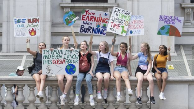 молодые девушки-активисты экологического движения