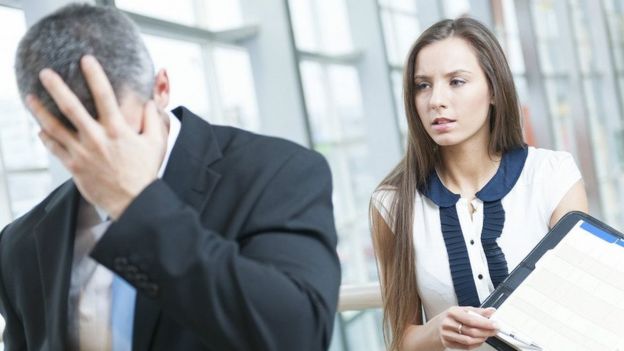 Un ejecutivo preocupado por haber cometido un error