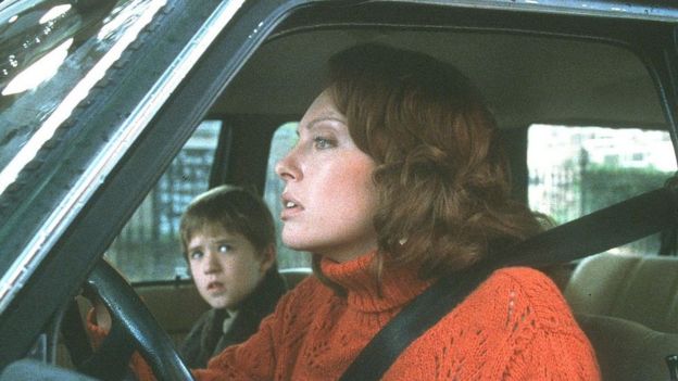 Haley Joel Osment y Toni Collette en una escena de 