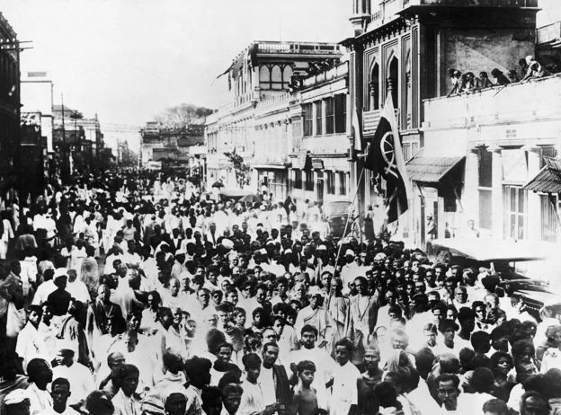 பிரிட்டனிடமிருந்து சுதந்திரம் கோரி, 1930ஆம் ஆண்டு சென்னை நகர வீதிகளில் காந்தியின் ஆதரவாளர்கள் பேரணி நடத்தியபோது எடுத்த படம்.