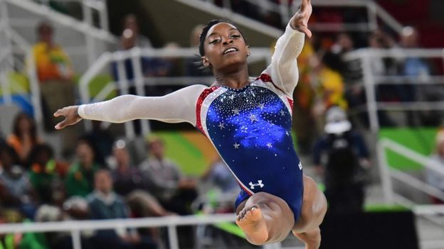 Simone Biles selfie clamour 'delays' Rio closing event - BBC News