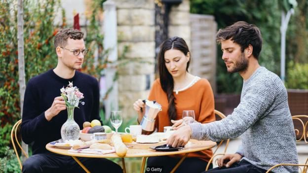 Các cặp vợ chồng luyến ái đa nguyên có tình bạn bền chặt hơn các cặp vợ chồng đơn nguyên
