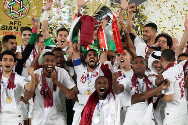 Los jugadores de Qatar celebran el título de la Copa Asiática.