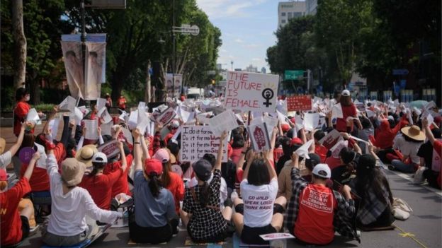 Mulheres coreanas protestando contra vídeos gravados com câmeras escondidas