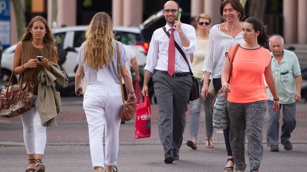 Personas anónimas caminando por Madrid.