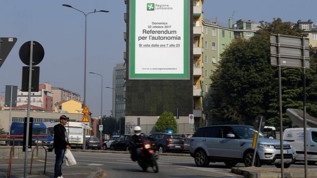 Lombardia'da referandumda oy kullanmaya çağıran bir dev poster