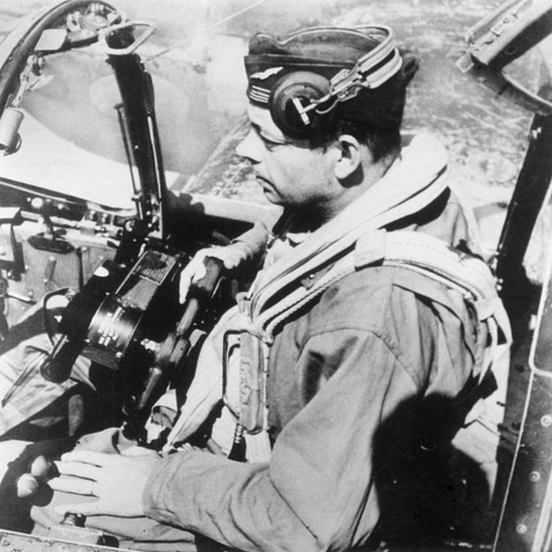 Antoine de Saint-ExupÃ©ry pilotea un aviÃ³n en 1944.