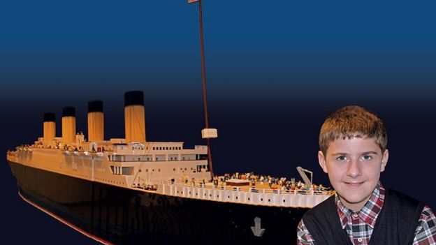 O menino com seu navio