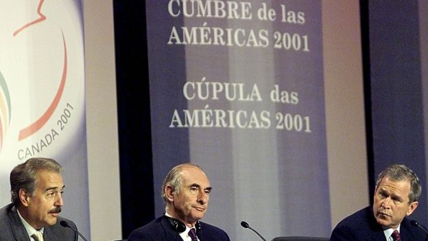 El entonces presidente de Colombia, Andrés Pastrana (izquierda), el de Argentina, Fernando de la Rúa (centro) y el de EE.UU., George W. Bush (derecha), en la Cumbre de las Américas de 2001 en Quebec, Canadá.