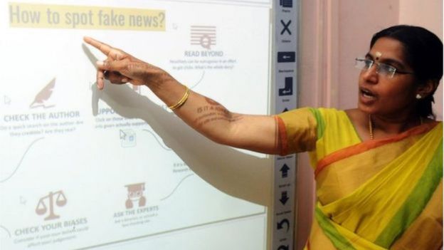 ক্লাসে শেখানো হচ্ছে ভুয়া খবর সনাক্ত করার পদ্ধতি।