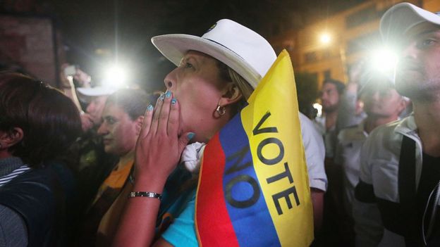 Una mujer con una bandera de Colombia