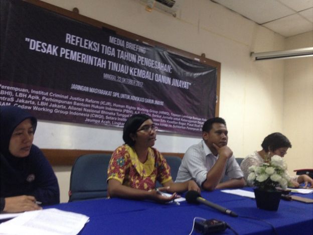 Direktur Yayasan Lembaga Bantuan Hukum Indonesia (YLBHI), Asfinawati (baju batik), Ketua Perhimpunan Bantuan Hukum dan Hak Asasi Manusia Indonesia (PBHI), Totok Yulianto, serta Koordinator Program Nasional Solidaritas Perempuan, Nisaa Yura, dalam jumpa pers di Jakarta, Minggu (22/10).