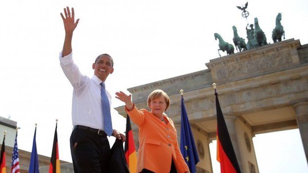 US President Obama and German Chancellor Angela Merkel at the Brandenburg Gate (19 June 2013)