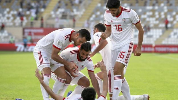 شادی تیم ایران پس از گل دوم سردار آزمون