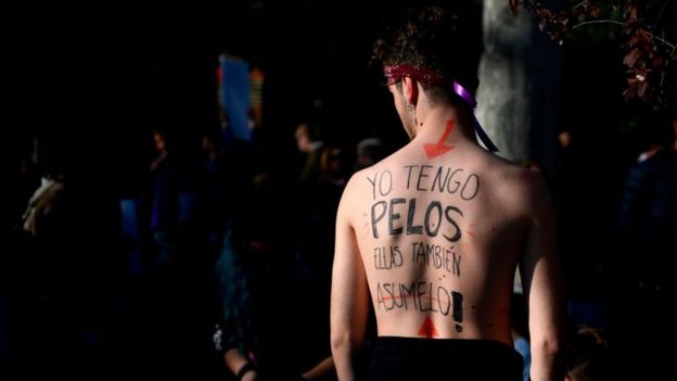 Hombre apoya causa feminista en protesta en España.