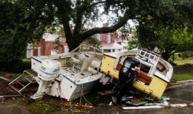 Barco destrozado en Carolina del Norte, tras el paso del huracán Florence.