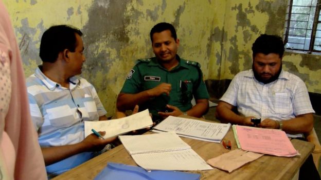 পুলিশের সঙ্গে পরামর্শ করে প্রিজাইডিং অফিসার ব্যালটে স্বাক্ষরবিহীন ভোট বৈধ হিসেবে গণনার নির্দেশ দেন