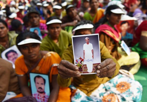 Ramanamma from Andhra Pradesh, holding a picture of her husband, Laxmayya, who took his own life, during a protest in Delhi in November 2017.