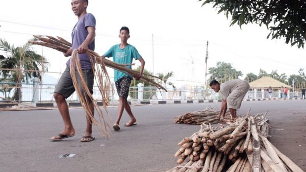 Tradisi tikam turo yang biasanya dilakukan pada hari Rabu terpaksa dimajukan pada hari Senin (15/06) agar tidak mengganggu pelaksanaan pemungutan suara