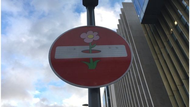 Знак СТОП із квіткою