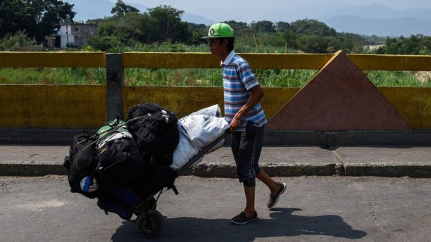 Persona cruzando de Colombia a Venezuela al puente Simón Bolívar.