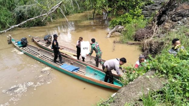 Surat suara dikirim dengan kapal kayu dari Desa Moleono, Petasia Barat, Morowali Utara, ke Dusun Peilia. /KPUD Sulawesi Tenggara