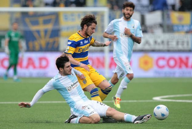 Acción del partido entre el Virtus Entella y el Parma.