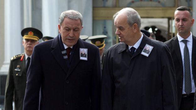 Savunma Bakanı Hulusi Akar ve Eski Genelkurmay Başkanı İlker Başbuğ, Kasım 2019'da Eski Genelkurmay Başkanı Yaşar Büyükanıt'ın cenazesinde bir araya gelmişti
