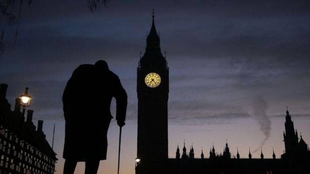 Anciano con bastón frente al Big Ben en Londres