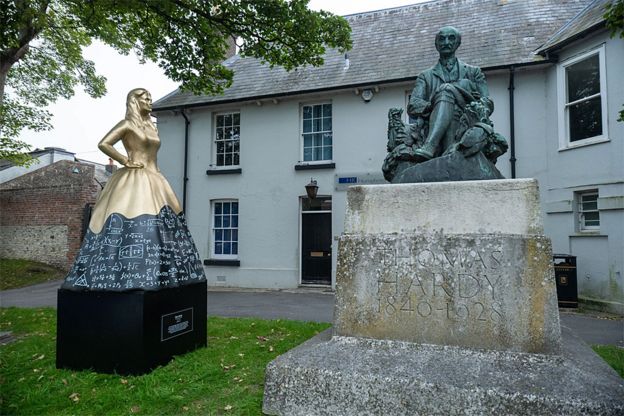 Mary frente a la estatua de su hermano, el escritor Thomas Hardy, en Dorchester.