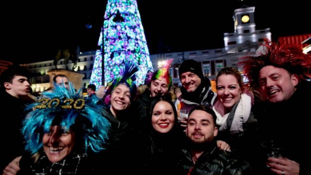 Personas celebran la llegada del año nuevo en Madrid