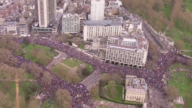 Vista aérea de manifestação em Londres