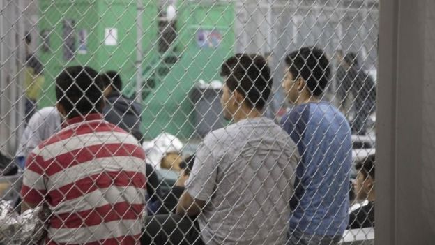 Adolescentes detenidos en un centro de procesamiento de migrantes en Texas.