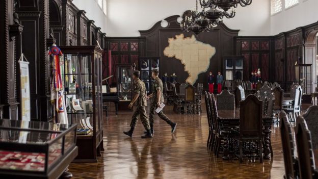 A biblioteca antiga da academia é hoje um museu, mas era usada pelos cadetes até 1988, incluindo os anos de formação de Bolsonaro e da maioria de seus ministros militares
