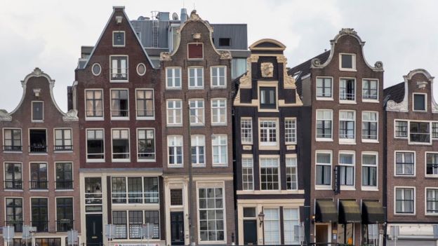 Casas en Ámsterdam frente a un canal