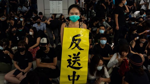 示威者在香港新界港铁元朗站内举起“反送中”横幅抗议警方处理721袭击事件手法（21/11/2019）