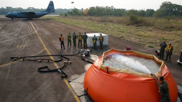 Militares enchem bolsa de água para combate a incêndio na Amazônia