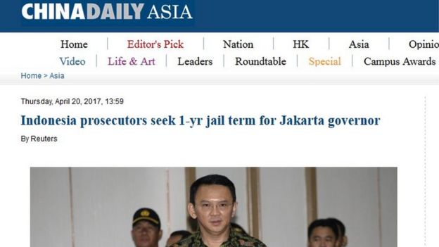 The China Daily juga melaporkan aksi unjuk rasa di luar ruang sidang. 