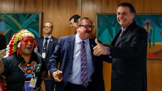 Bolsonaro com Nabhan Garcia e indÃgena Guajajara em trajes tradicionais no Planalto