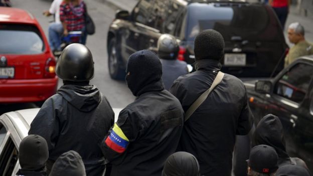 Integrantes de coletivos na rua na Venezuela
