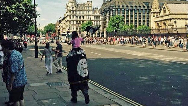 Man apparently wearing Islamic State group flag