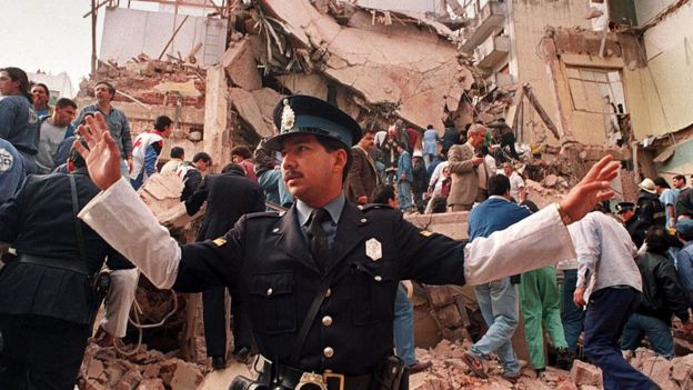 El caso AMIA, un atentado a una organización israelita, está inconcluso y genera especulaciones en torno a la presidencia de Menem, así como de la expresidenta Cristina Kirchner.