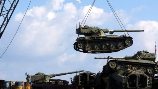 கடலுக்கு அடியில் புதைக்கப்படும் ராணுவ டாங்கிகள் - ஏன்?