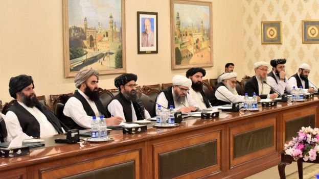 وفد طالبان أثناء جلسة تفاوض في باكستان