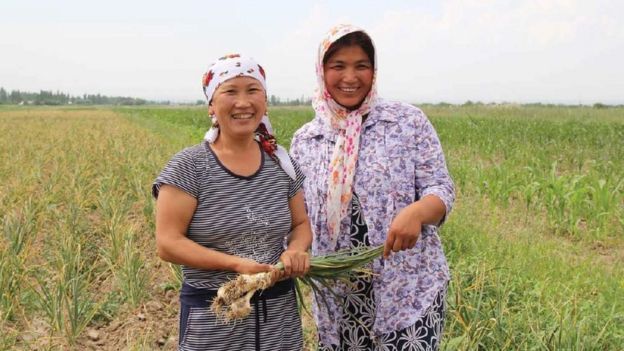Ainagul Abdrakhmanova (solda) Kızgızistan'daki diğer kadınlardan ve kırsal kesimdeki kadınların kalkınmasına ilişkin bir programdan destek almış
