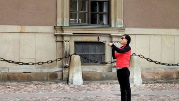 Một khách du lịch Trung Quốc chụp selfie ở Stockholm