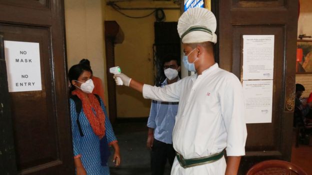 কলকাতার কফি হাউসে শরীরের তাপমাত্রা পরীক্ষা করে ঢোকানো হচ্ছে- ২রা জুলাই ২০২০