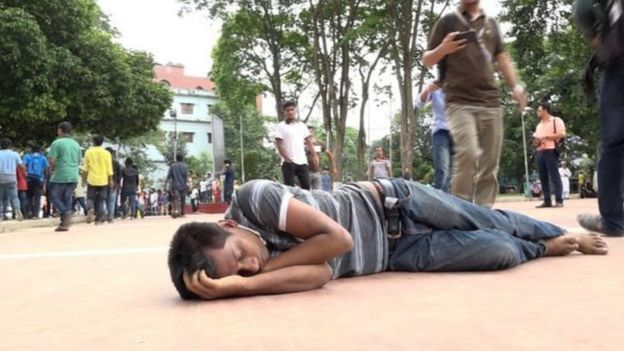 শহীদ মিনারে সরকার সমর্থকদের হামলায় আহত একজন নেতা।